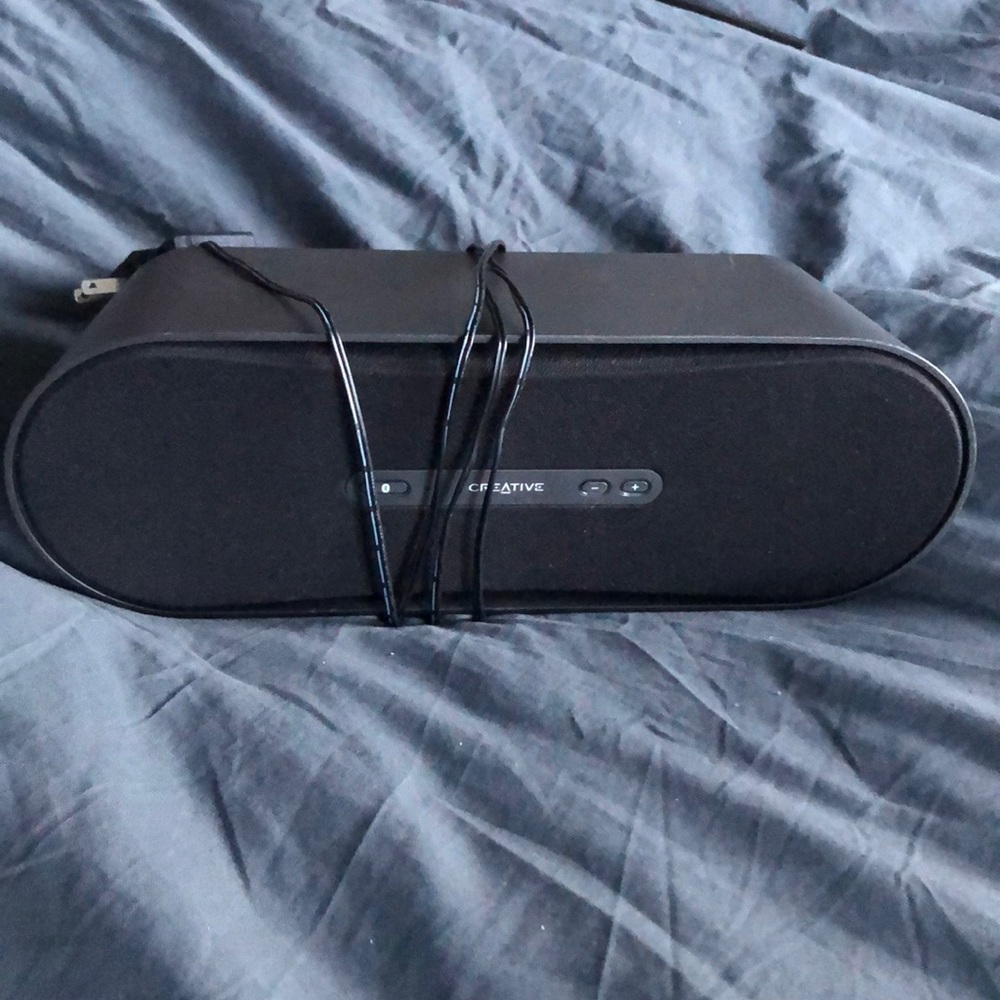 Creative Labs D100 portable Bluetooth Speaker